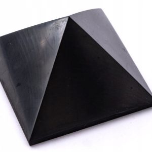 Szungit AramNatura piramida polerowana 4 cm