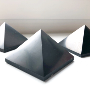 SZUNGIT PIRAMIDA POLEROWANA 3cm PIRAMIDY SZUNGITOWE